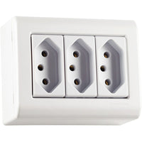 Caixa de sobrepor com 3 tomadas 2P+T 20A 250V